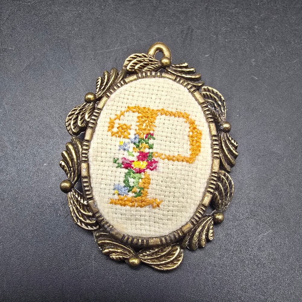Embroidered Letter P Initial Brooch Costume Jewelry